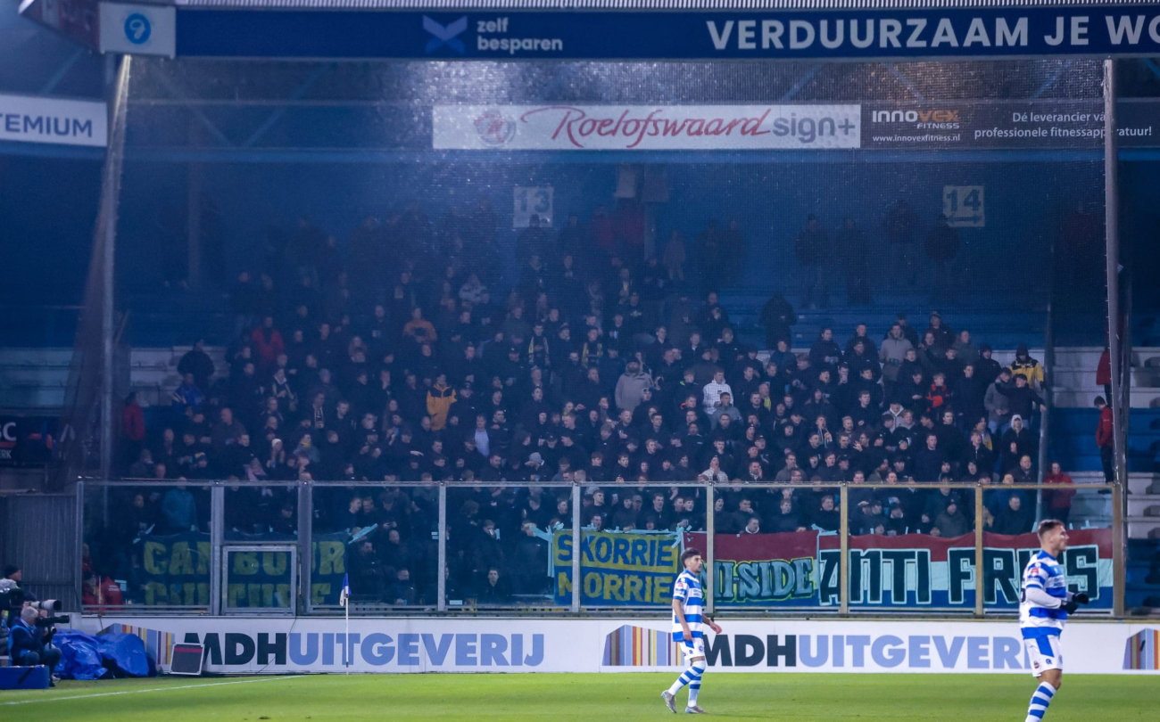 Tribune bij een uitwedstrijd in blauw licht