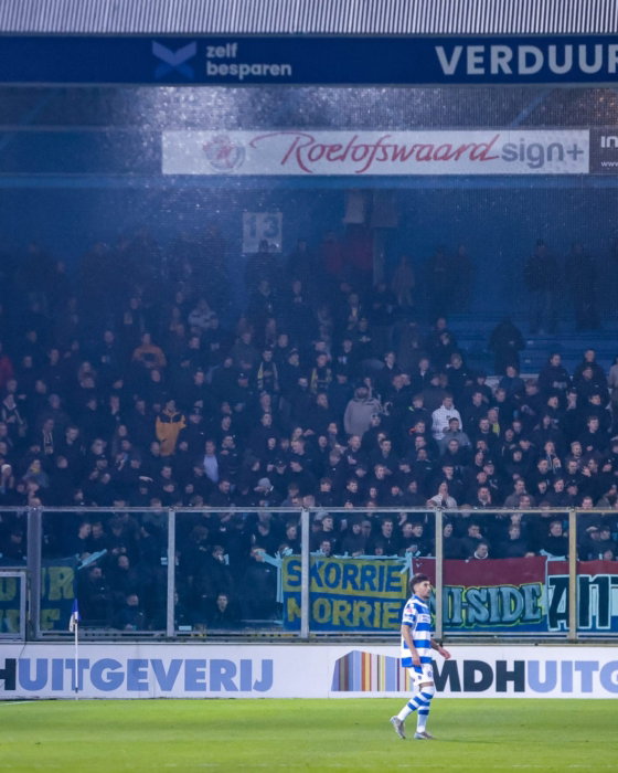 Tribune bij een uitwedstrijd in blauw licht