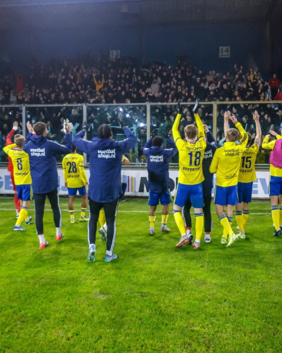 Spelers bedanken het publiek na de promotie
