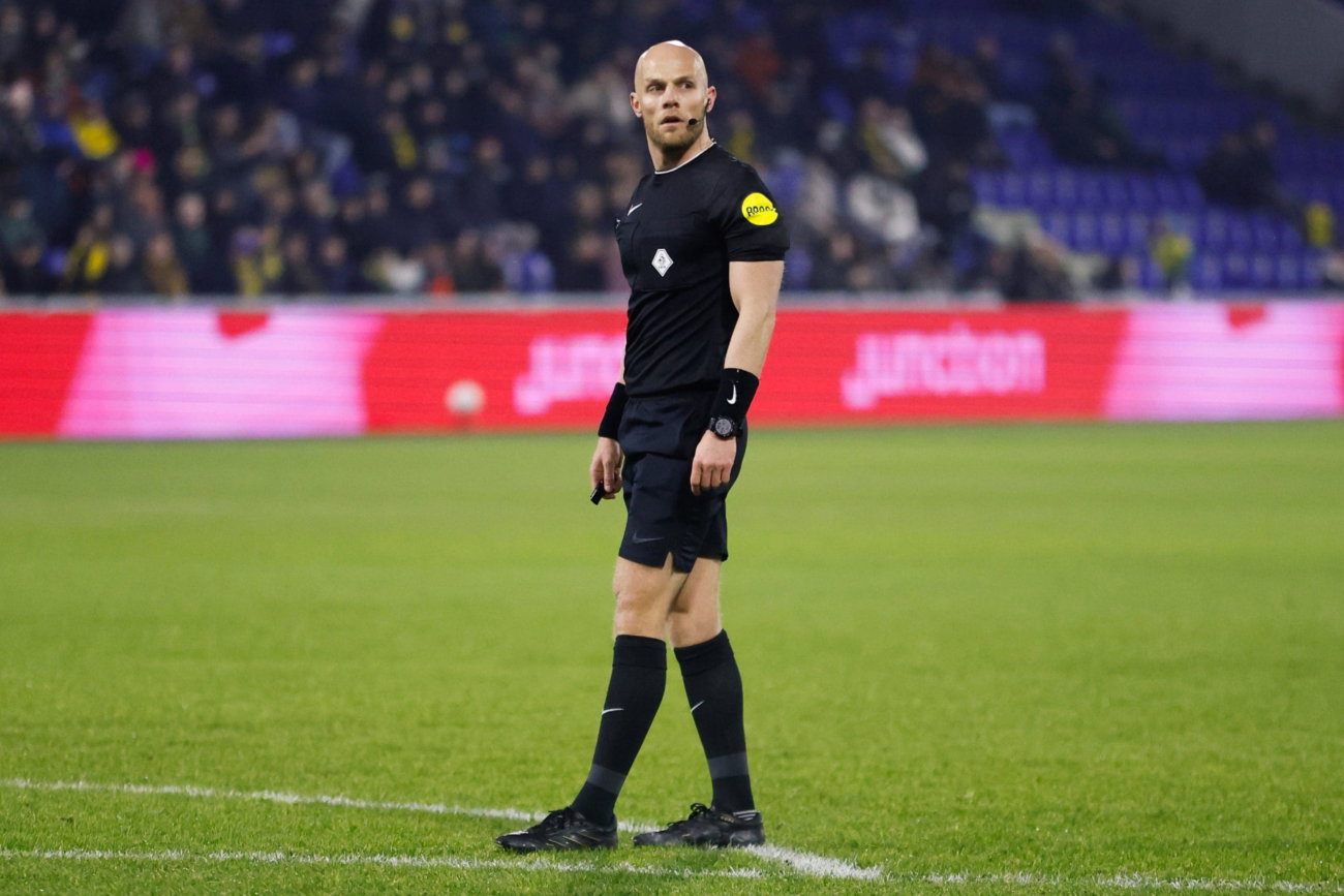 Kevin Puts fluit Jong FC Utrecht – SC Cambuur