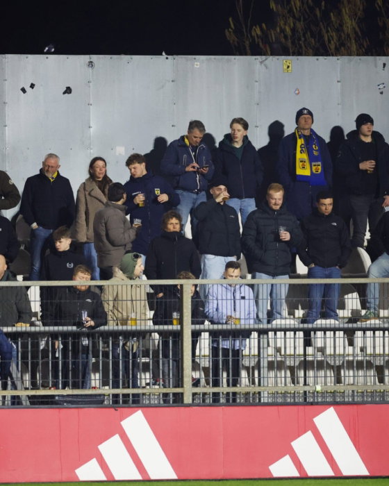 Uitvak met supporters en confetti