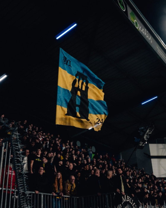 Vlag met Oldehove op de tribune
