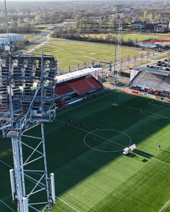 Luchtfoto van een stadion met lichtmast