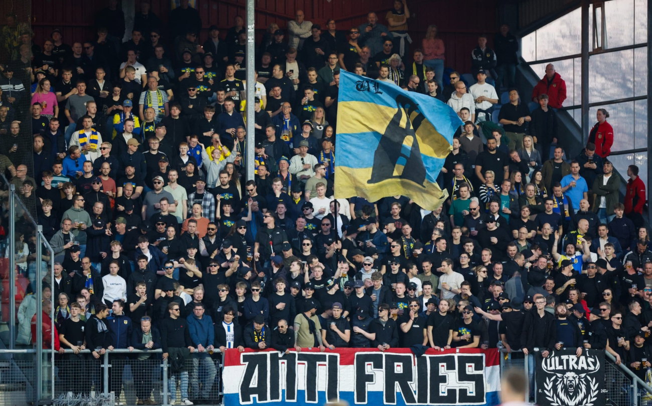 Uitvak met grote vlag en spandoek Anti Fries