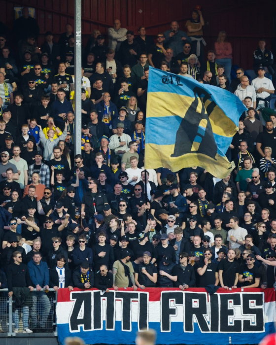 Uitvak met grote vlag en spandoek Anti Fries