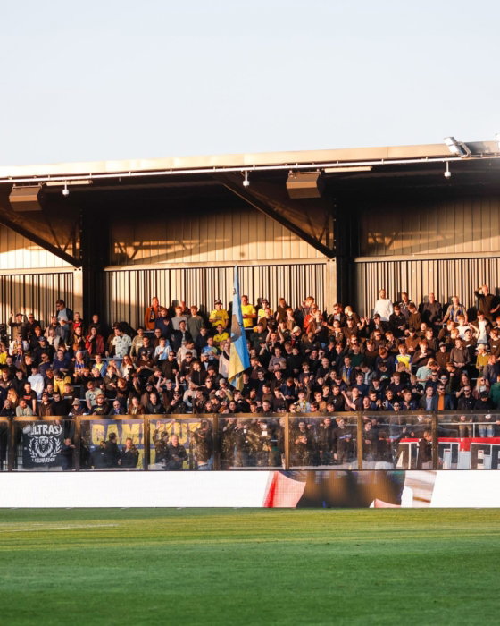 Volle tribune bij een uitwedstrijd