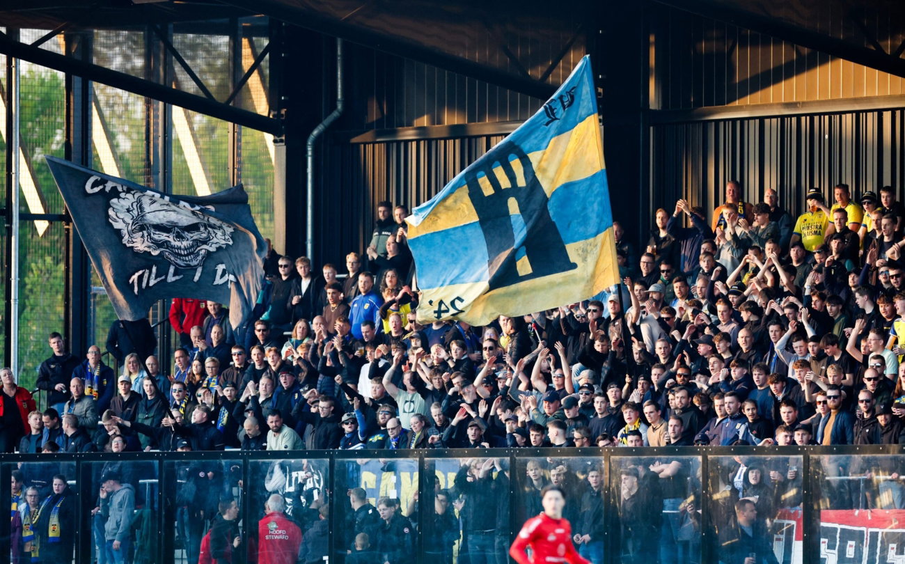 Uitvak met grote vlaggen