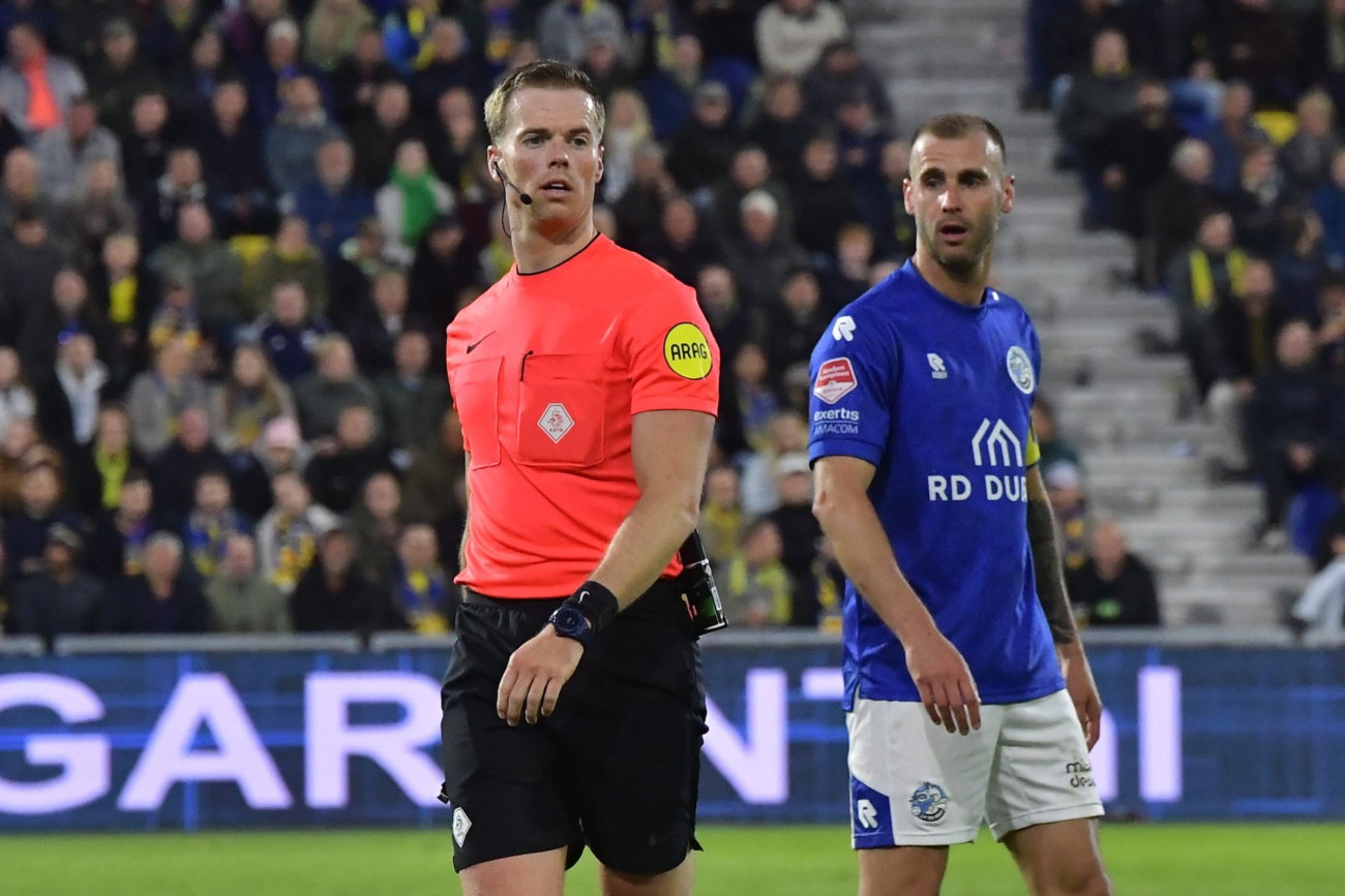 Jannick van der Laan scheidsrechter bij Almere City FC – SC Cambuur