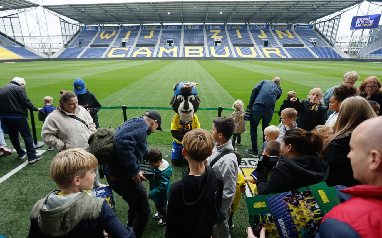 Kinderen en mascotte op het veld