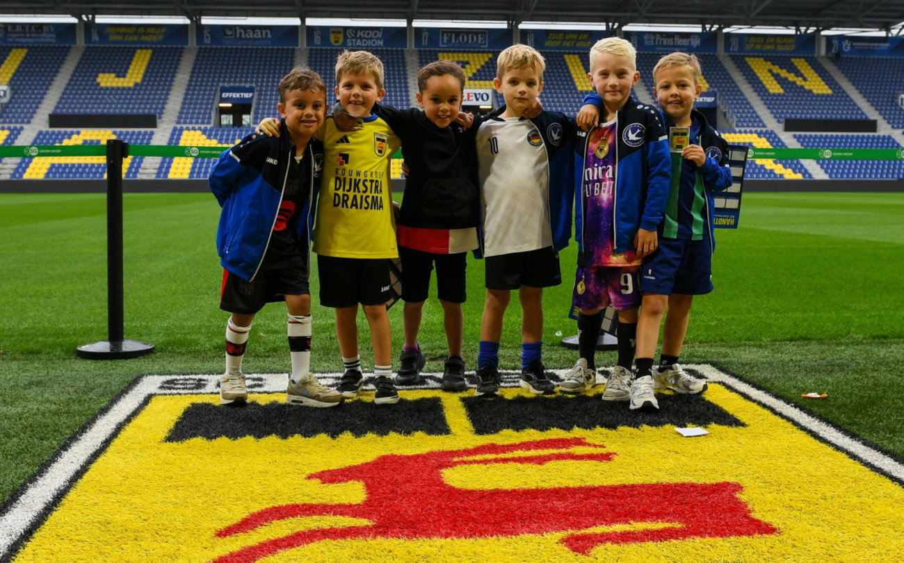 Kinderen op het veld bij het Cambuur-logo