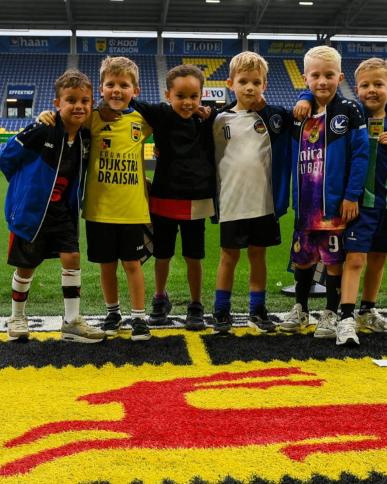 Kinderen op het veld bij het Cambuur-logo