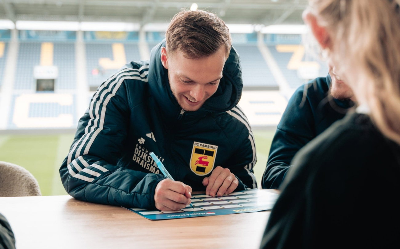Speler signeert voor een supporter