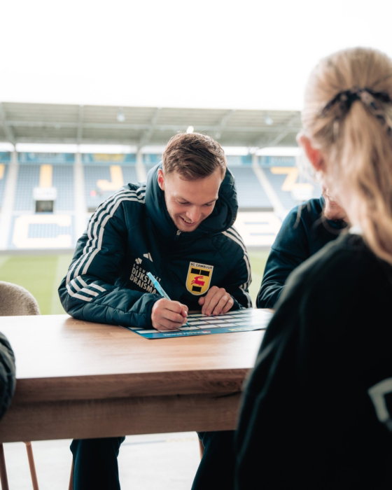 Speler signeert voor een supporter