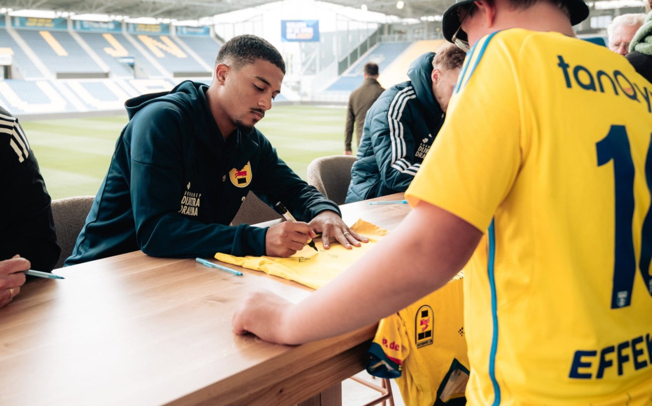 Speler signeert een geel shirt