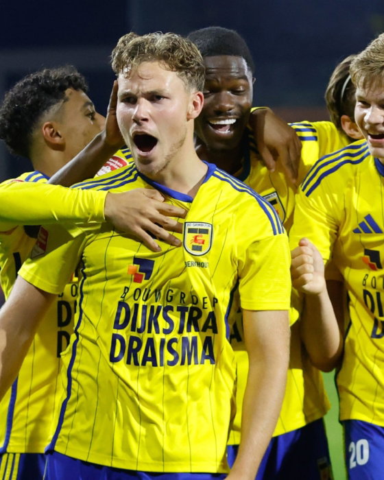 Spelers vieren een doelpunt samen