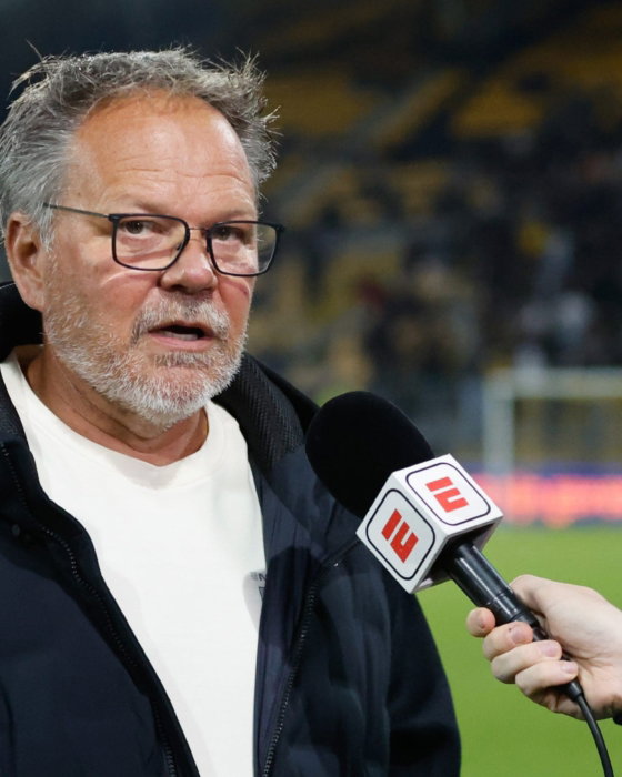 Trainer geeft een interview langs het veld