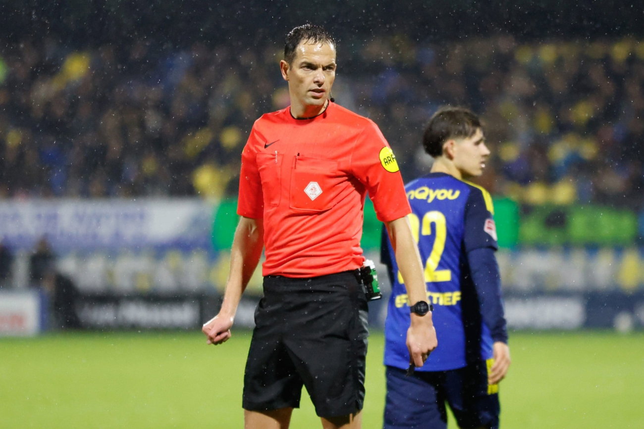 Richard Martens fluit SC Cambuur – FC Eindhoven