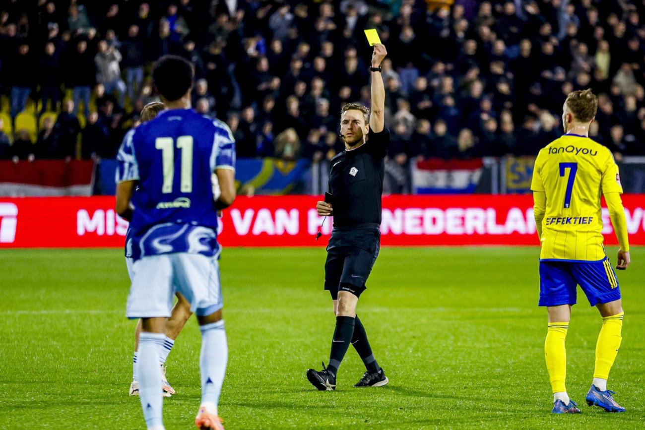 Laurens Gerrets fluit SC Cambuur – Jong FC Utrecht