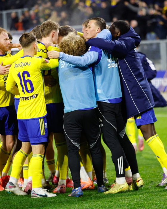 Spelers en staf vieren een overwinning