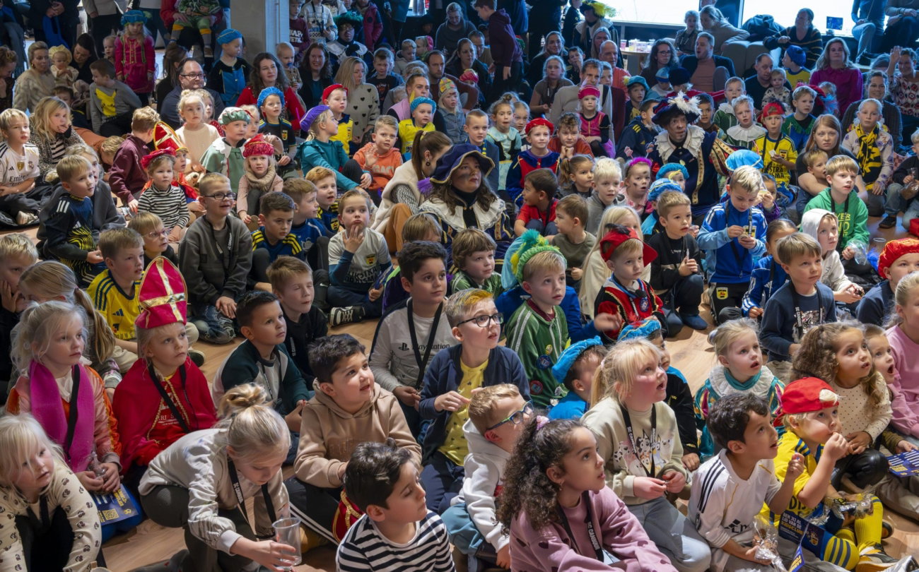Kinderen bij een feest in het stadion