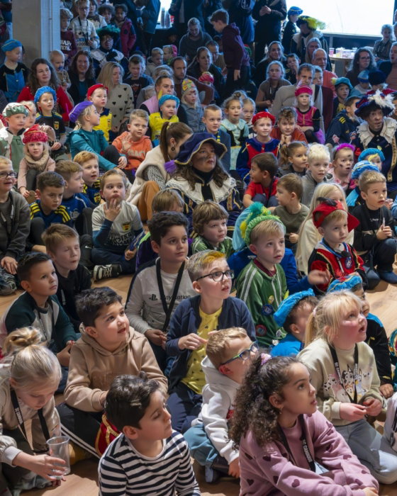 Kinderen bij een feest in het stadion