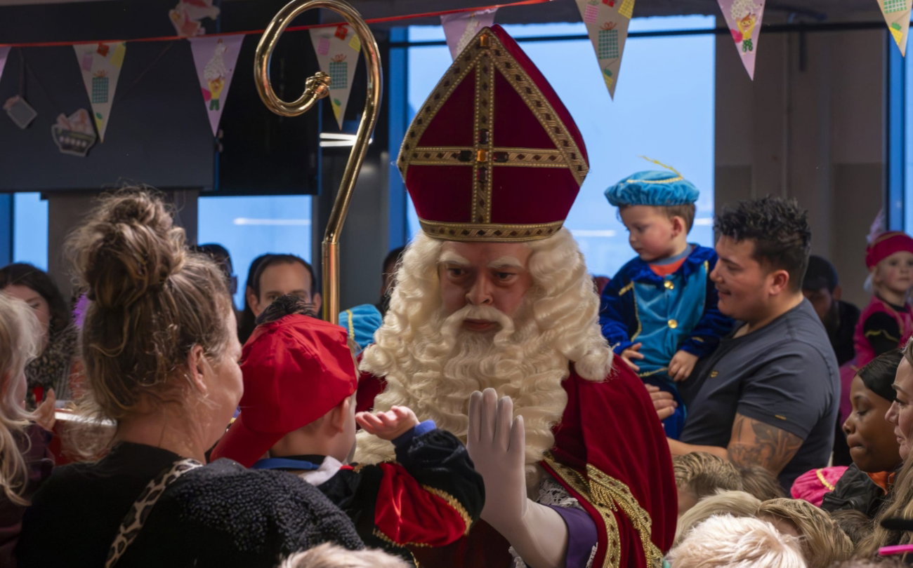 Sinterklaas met kinderen in het stadion