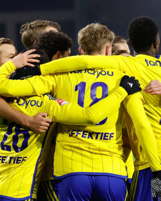 Spelers omhelzen elkaar na een doelpunt