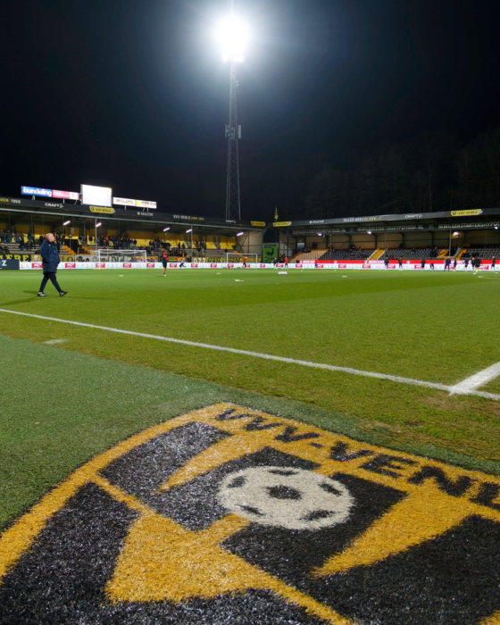 Logo van VVV-Venlo op het veld