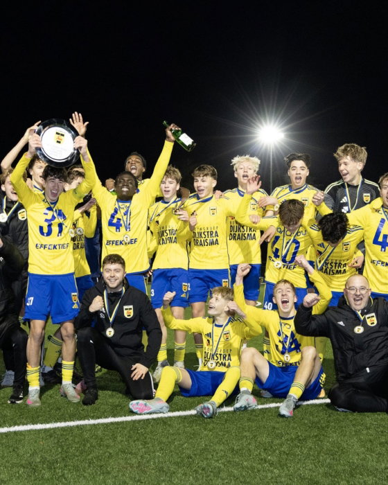Team viert promotie met de schaal
