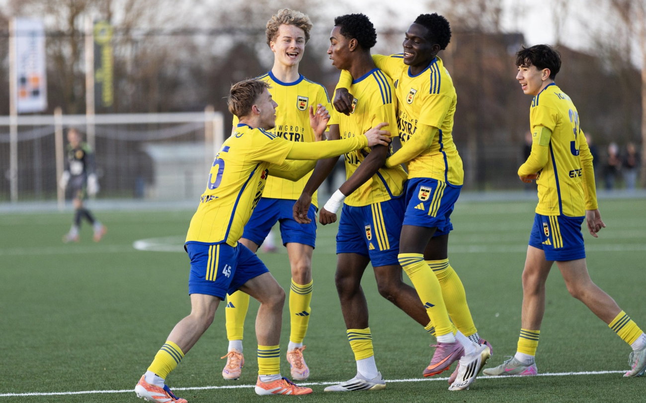 Jeugdspelers in geel juichen