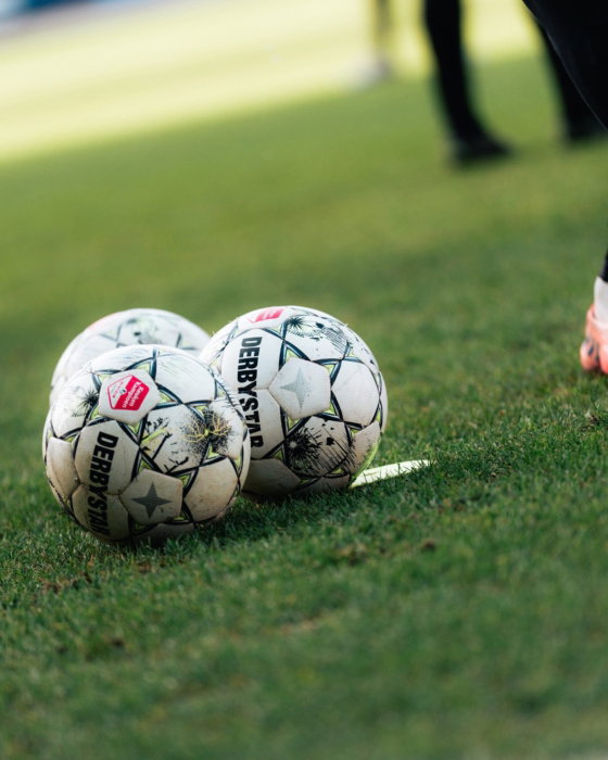 Twee voetballen op het gras
