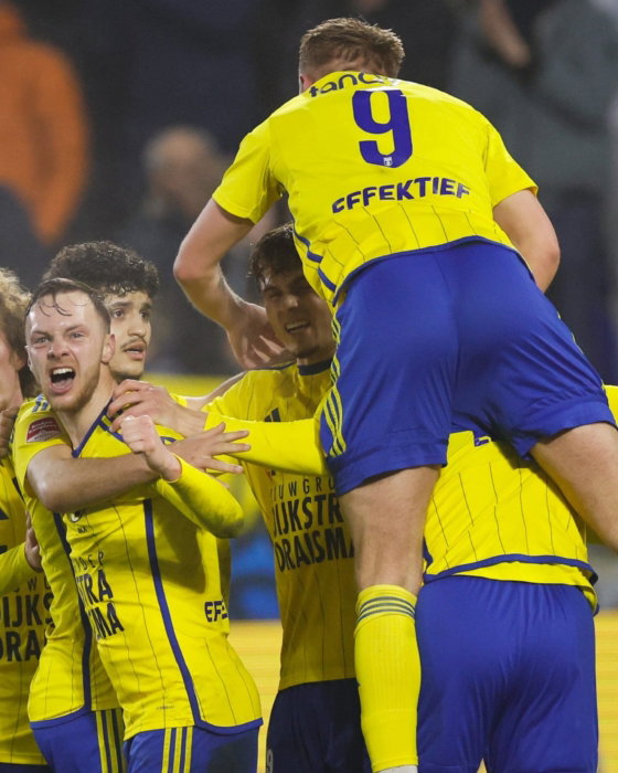 Spelers springen juichend op elkaar