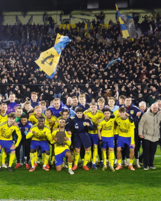 Team viert met supporters en vlaggen