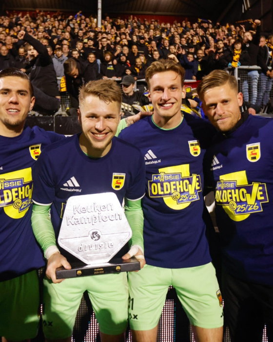 Spelers met trofee bij de huldiging