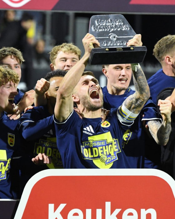 Spelers vieren met de Keuken Kampioen-trofee