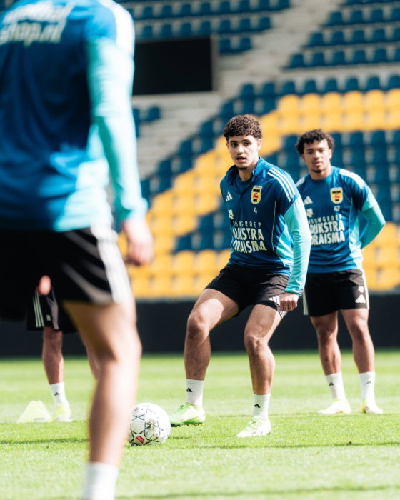 Jeugdspelers in trainingskleding