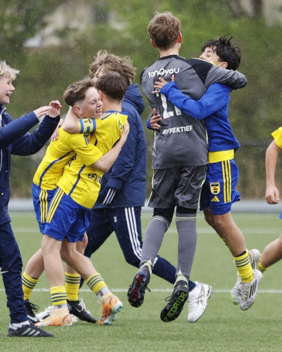 Jeugdteam juicht na de wedstrijd