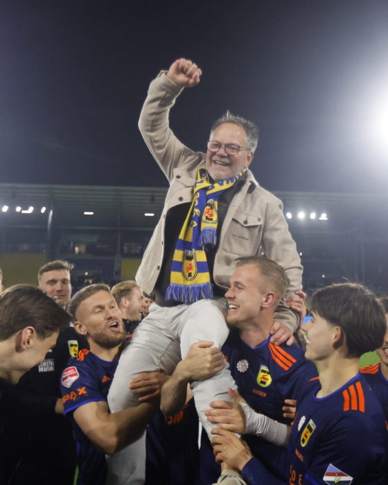 Supporter op de schouders bij het feest