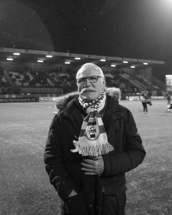 Oudere supporter op het veld in zwart-wit