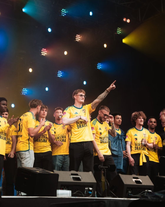 Spelers op het podium bij het kampioensfeest
