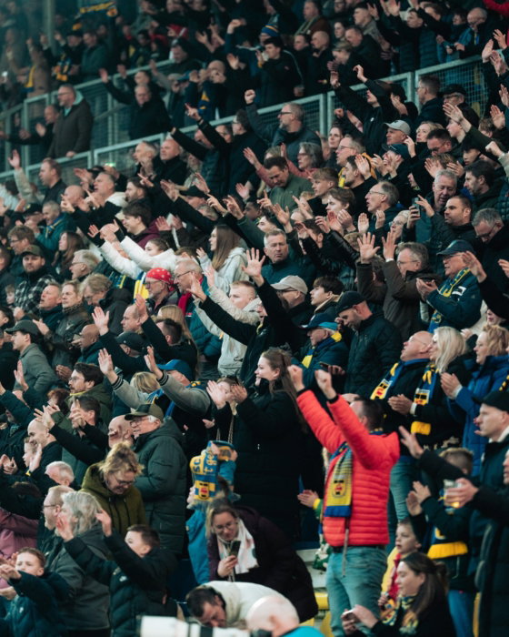 Supporters juichen op de tribune