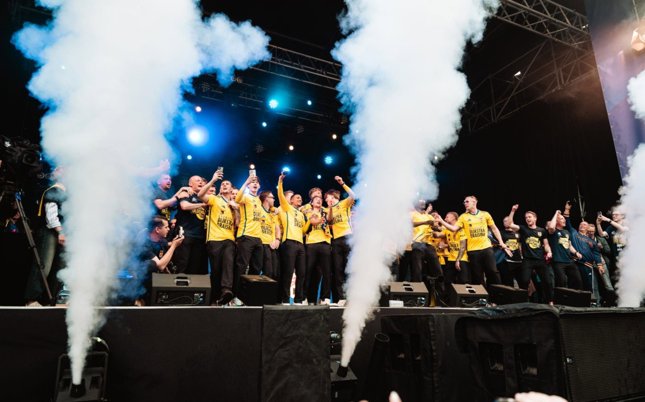 Rookkanonnen op het podium bij het feest