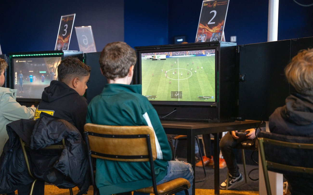 Jongeren gamen in het stadion