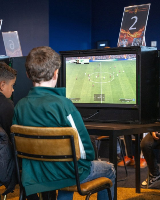 Jongeren gamen in het stadion