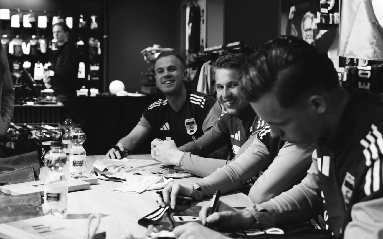 Zwart-wit foto van spelers aan tafel