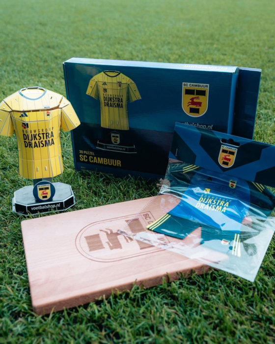 Cambuur-merchandise op het gras
