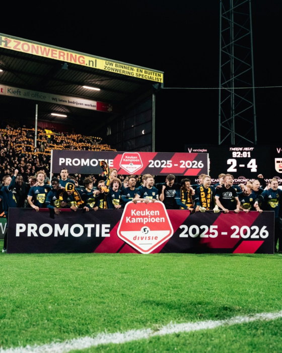 Team bij het bord Promotie 2025-2026