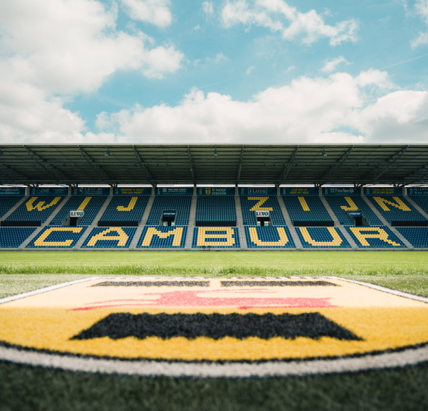 Logo op het middenveld voor tribune Wij zijn Cambuur