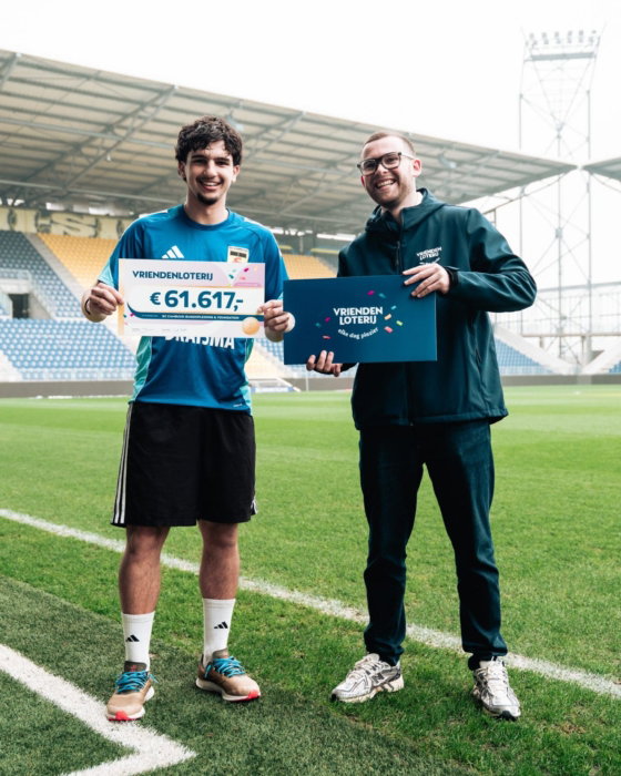 Speler en partner met shirt op het veld