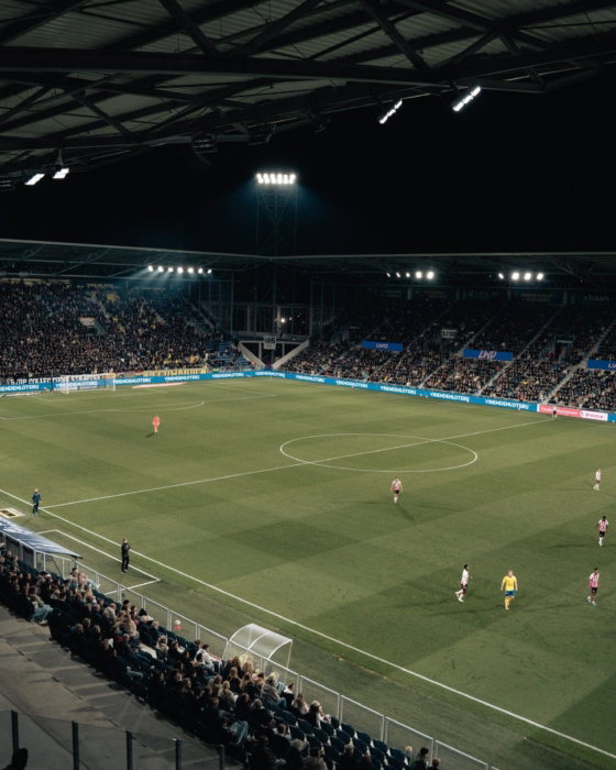Wedstrijd onder het licht in het Kooi Stadion
